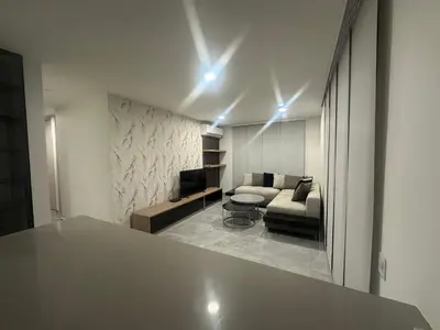 a living room with a couch and a table at Apartamento cerca Malecón y CC mall plaza in Barranquilla