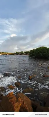a large body of water with rocks and trees at Habitacion Ely Johana in Coveñas