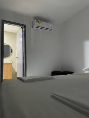 a bedroom with a white bed and a window at Apartamento en el Norte a 5 Minutos de Buenavista in Barranquilla