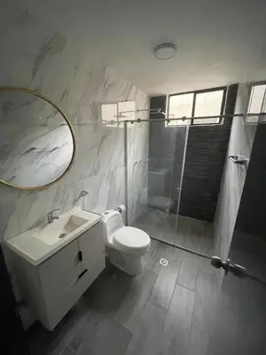 a bathroom with a toilet and a shower and a sink at Apartamento en el Norte a 5 Minutos de Buenavista in Barranquilla