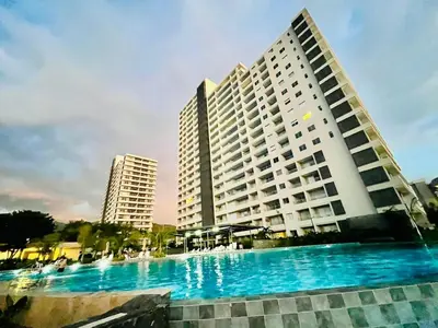 a large building with a large blue swimming pool at Loft cerca a la playa en Santa Marta Wi-Fi- Santa Marina in Santa Marta