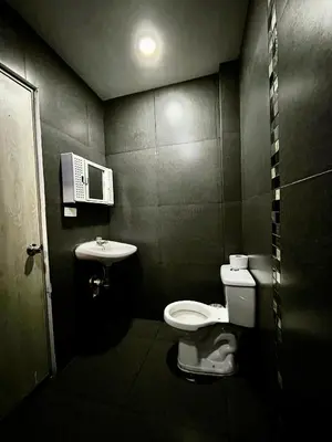 a bathroom with a toilet and a sink at Apartamento DUPLEX para Grupos 9 pax in Cartagena de Indias