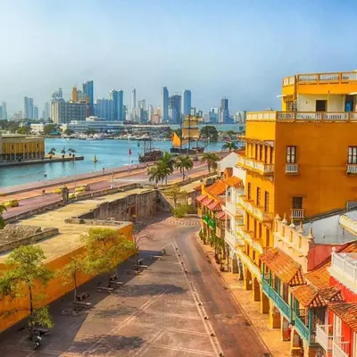 a view of the city and the water with buildings at Apartamento en Cartagena Manga 3 Habitaciones - Bahia in Cartagena de Indias