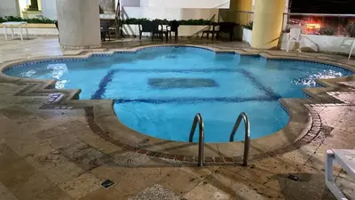 a large swimming pool in a hotel room at Relajación y vista al mar en hermoso apartamento en Cartagena in Cartagena de Indias