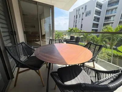 a table and chairs on a balcony with a view at Apt 2 rooms with private beach and ideal pool in Cartagena de Indias