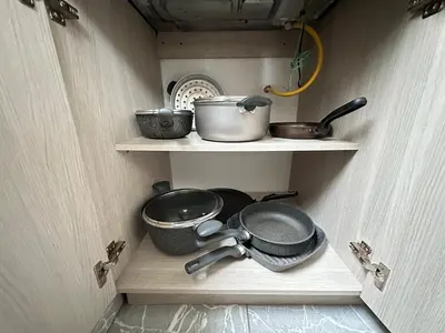 a kitchen with some pots and pans on shelves at Casa2 Duplex AC WiFi Piscina Acceso al mar in San Bernardo del Viento