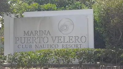 a sign for the marina puerto varina club narcotic resort at Marina Puerto Velero Cabaña in Tubará