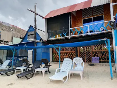 a group of chairs and a building on the beach at Paraíso de corales in Playa Blanca