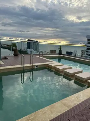 a swimming pool on the roof of a building at Hermoso Apartamento con vista al mar in Cartagena de Indias