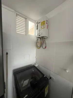 a small room with a tv in the corner at Hermoso Apartamento con vista al mar in Cartagena de Indias