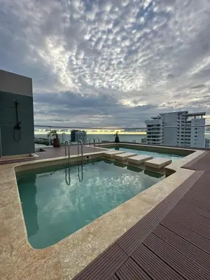 a swimming pool on the roof of a building at Hermoso Apartamento con vista al mar in Cartagena de Indias