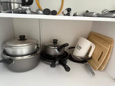 a kitchen with pots and pans on a stove at Hermoso Apartamento con vista al mar in Cartagena de Indias