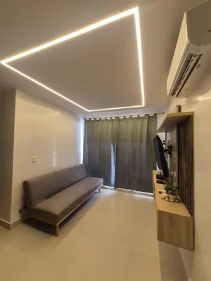 a living room with a couch and a television at Precioso apartamento cerca del mar in Cartagena de Indias
