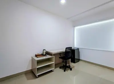 an empty office with a desk and a chair at Apartasuites Amoblados Norte de Barranquilla-Atlantis Suites in Barranquilla