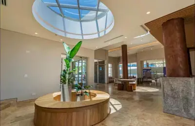 a lobby with a round table with a plant in it at Apartamento frente al mar- edificio santa marina in Santa Marta