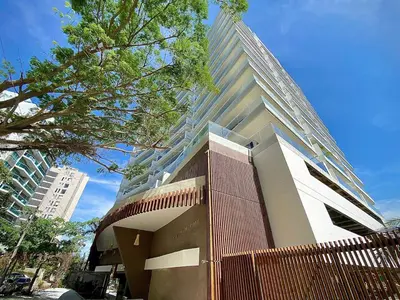 a tall building with a fence in front of it at Tu refugio en la playa, moderno cómodo con estilo in Cartagena de Indias