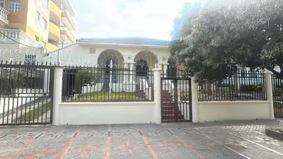a gate in front of a building at Habitacion en casa zona carnaval in Barranquilla