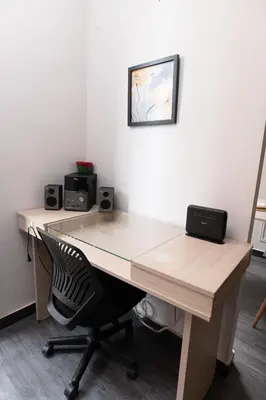 an office with a desk with a chair and speakers at Comodo apartamento en el norte de Barranquilla in Barranquilla