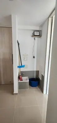 a bathroom with a sink and a shower in a room at Apto Doral Suite Zona exclusiva Cartagena in Cartagena de Indias