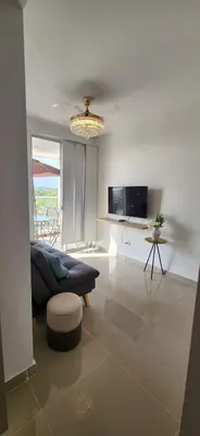 a living room with a couch and a table at Apto Doral Suite Zona exclusiva Cartagena in Cartagena de Indias