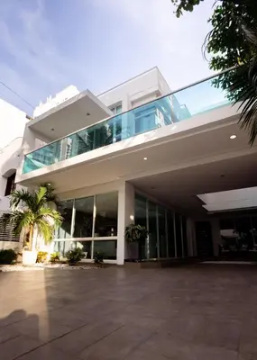 a large building with a lot of windows at MQ CROWN HOUSE CASTIllO in Cartagena de Indias