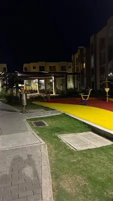 an empty park at night with a building at Hermoso apartamento en Manzanillo del Mar in Cartagena de Indias
