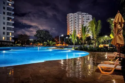 a swimming pool at night with a building at Apto nuevo Frente al Mar con Piscina Wifi cerca aeropuerto in Santa Marta