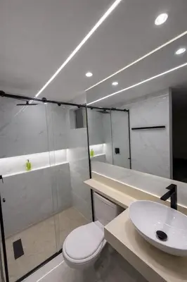 a bathroom with a toilet and a shower and a sink at Apartamento exclusivo y nuevo en el norte de Barranquilla in Barranquilla