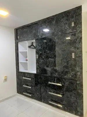a bathroom with a black marble wall at Rojas House in Barranquilla