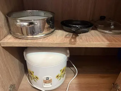 a shelf with a pot and a bowl on top of a kitchen appliance at Apartamento con cercania al Mar y centro historico in Cartagena de Indias