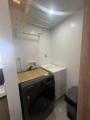 a laundry room with a washer and a sink at Apartamento con cercania al Mar y centro historico in Cartagena de Indias