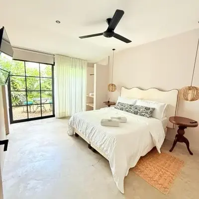 Private loft near the airport with fast WiFi
