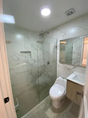 a bathroom with a toilet and a glass shower at Apto de 3 habitaciones cerca del areopuerto de CTG in Cartagena de Indias