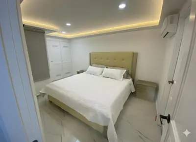 a bedroom with a bed with white sheets and pillows at Apto de 3 habitaciones cerca del areopuerto de CTG in Cartagena de Indias