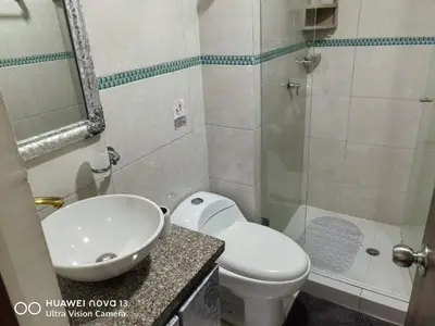 a bathroom with a toilet and a sink and a shower at Lujoso Apartamento en Cartagena in Cartagena de Indias