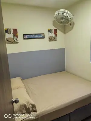 a small bed in a room with a fan at Lujoso Apartamento en Cartagena in Cartagena de Indias