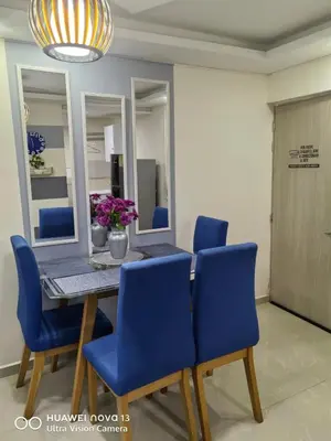 a dining room with a table and blue chairs at Lujoso Apartamento en Cartagena in Cartagena de Indias