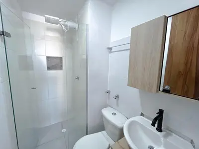 a bathroom with a toilet and a shower and a sink at Acogedor Apto Cerca A La Playa WiFi Piscina AC in Cartagena de Indias