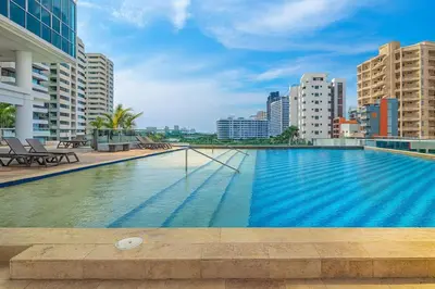a large swimming pool on the roof of a building at Apartamento a pasos del mar y centro en Cartagena, piscina sauna & turco in Cartagena de Indias