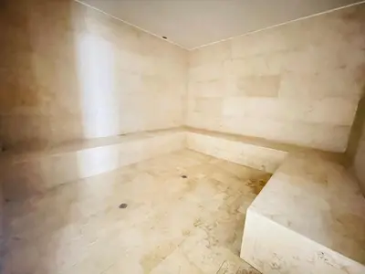 an empty corner of a room with a marble floor at Apartamento a pasos del mar y centro en Cartagena, piscina sauna & turco in Cartagena de Indias