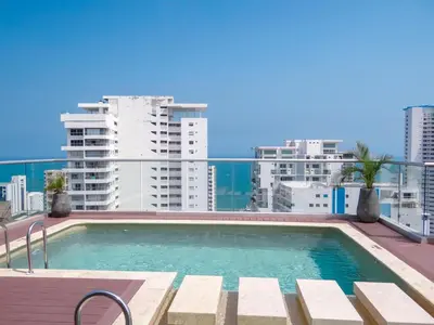 a swimming pool on the roof of a building at Apto chic con AC 3 hab 2 baños cerca al Mar in Cartagena de Indias