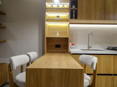 a kitchen with a wooden table and two white chairs at Apto chic con AC 3 hab 2 baños cerca al Mar in Cartagena de Indias