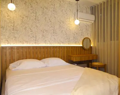 a bedroom with a white bed and a mirror at Apto chic con AC 3 hab 2 baños cerca al Mar in Cartagena de Indias