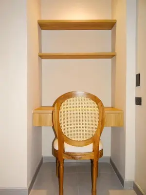 a wooden chair sitting in front of a desk at Apto chic con AC 3 hab 2 baños cerca al Mar in Cartagena de Indias