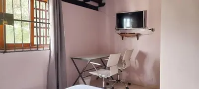 a room with a table and two chairs and a tv on the wall at Habitación Luminosa Manga in Cartagena de Indias