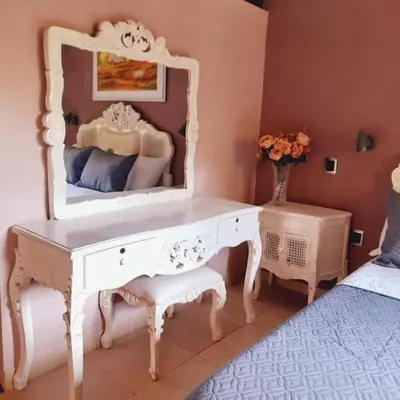 a white dressing table with a mirror in a bedroom at Habitación Luminosa Manga in Cartagena de Indias