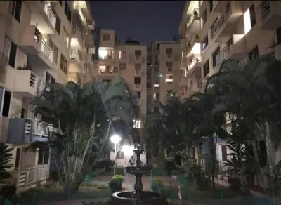 a city street with palm trees and buildings at night at Cómoda habitación cerca de la via 40 Carnaval Barranquilla in Barranquilla