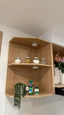 a wooden shelf with dishes and a plant on it at Apartamento acogedor y tranquilo cerca del mar in Cartagena de Indias