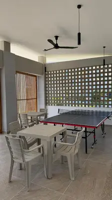 a room with a ping pong table and chairs at Apartamento acogedor y tranquilo cerca del mar in Cartagena de Indias