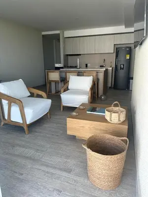 a living room with a couch and a table at Exclusivo apartamento para descanso en Cartagena in Cartagena de Indias